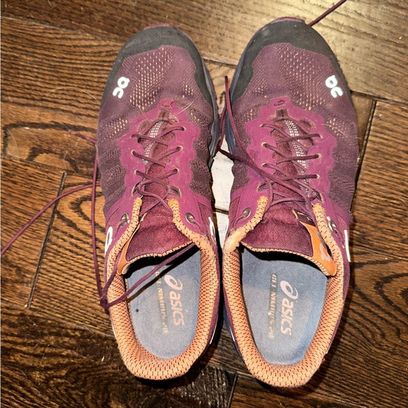 On cloud shoes - Picture 3 of 5